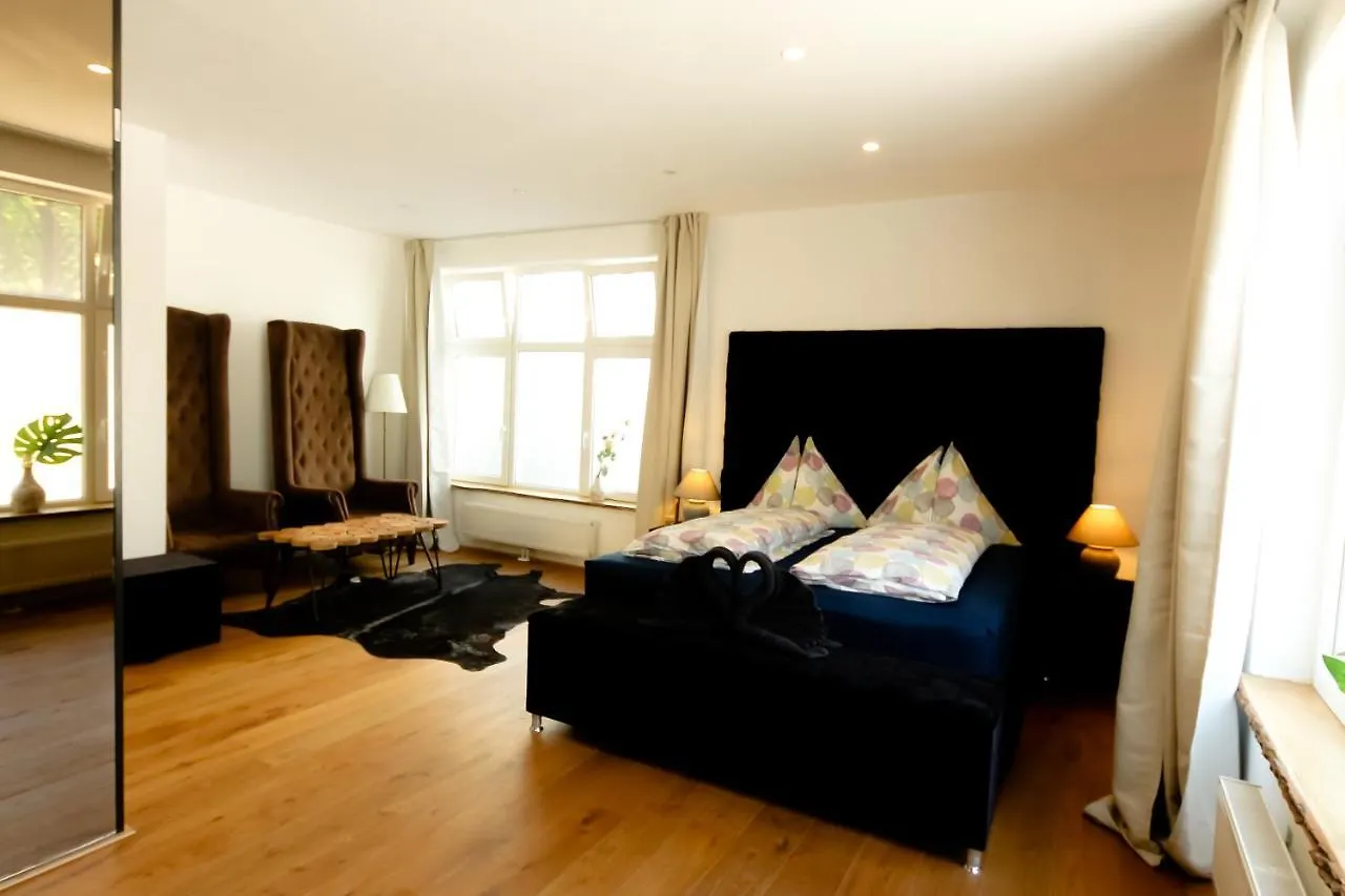 הקונטקטים של Luxury Master Room